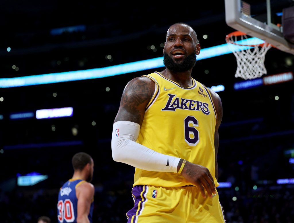 220818102036-lebron-contract-lakers
