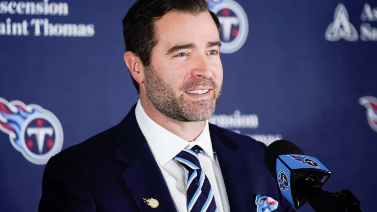 72355280007-titans-coachds-012524007