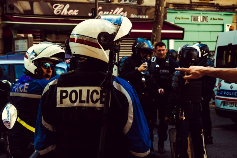 photo-1600715230839-65b682fe9497