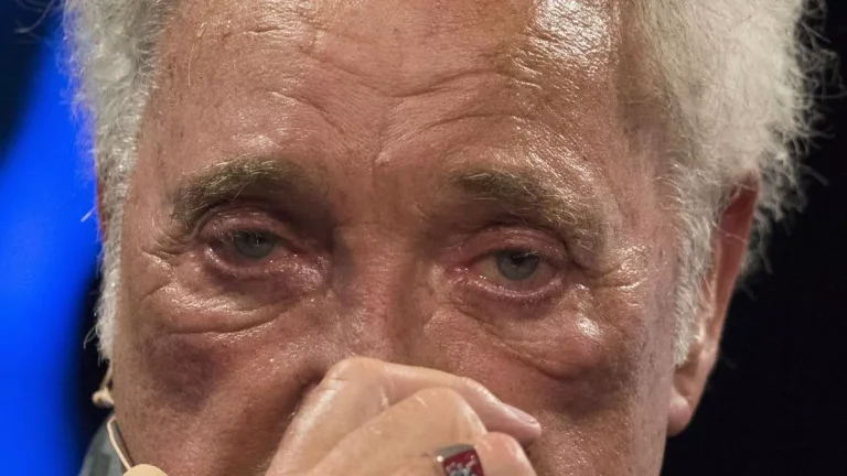 Sir-Tom-Jones-appears-to-fight-back-tears